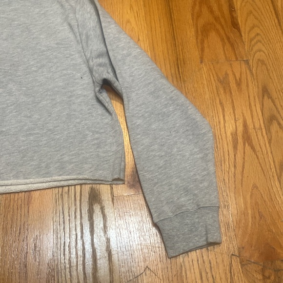 $10 CLEARANCE - NWT TopShop Cropped Grey Sweatshirt in UK Size 10 - Picture 4 of 7